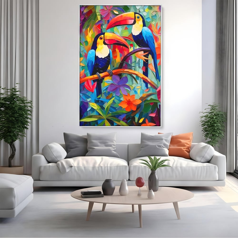 Tablou canvas cu tablou canvas cu tucani colorati, in rama de aluminiu argintiu, pe perete intr-un living